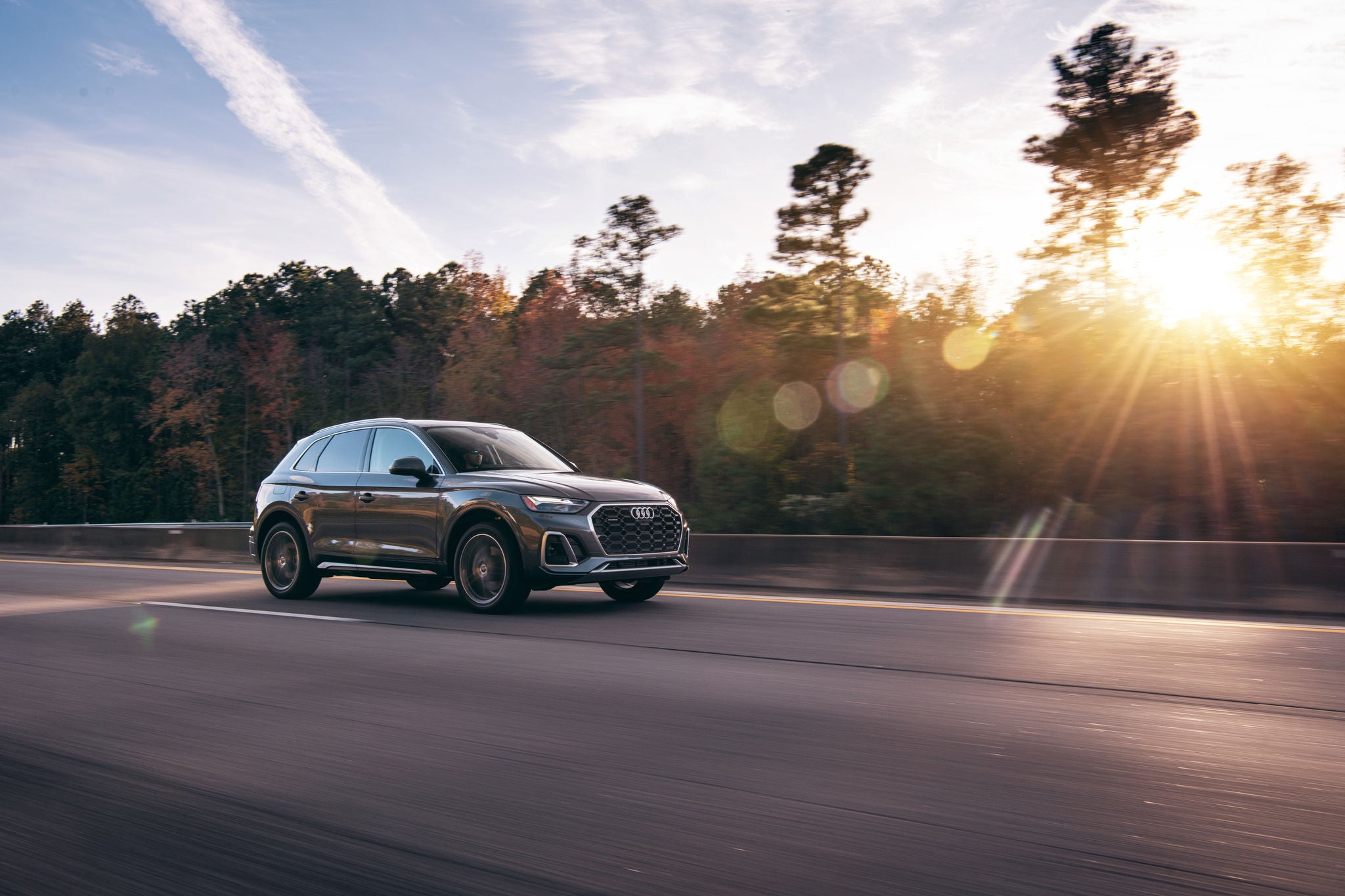 Left profile view of an Audi Q7 accelerating.